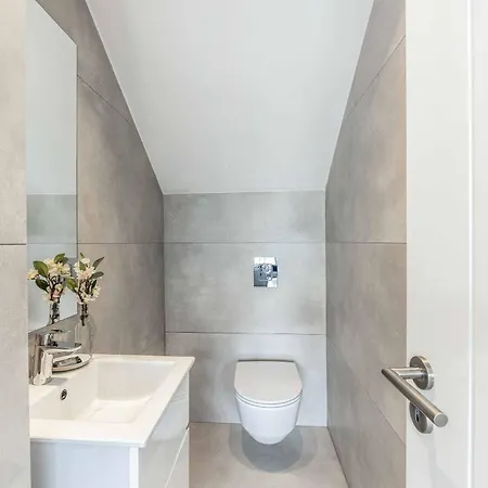 Villa By The Bay 32 *