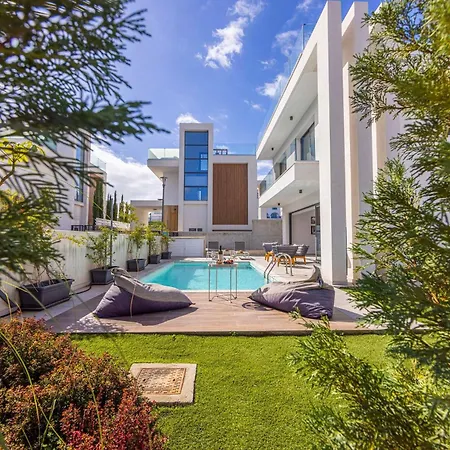 Villa By The Bay 32 *